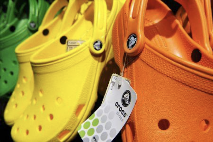 美国户外运动品牌crocs 2022年销售额增涨53.7%